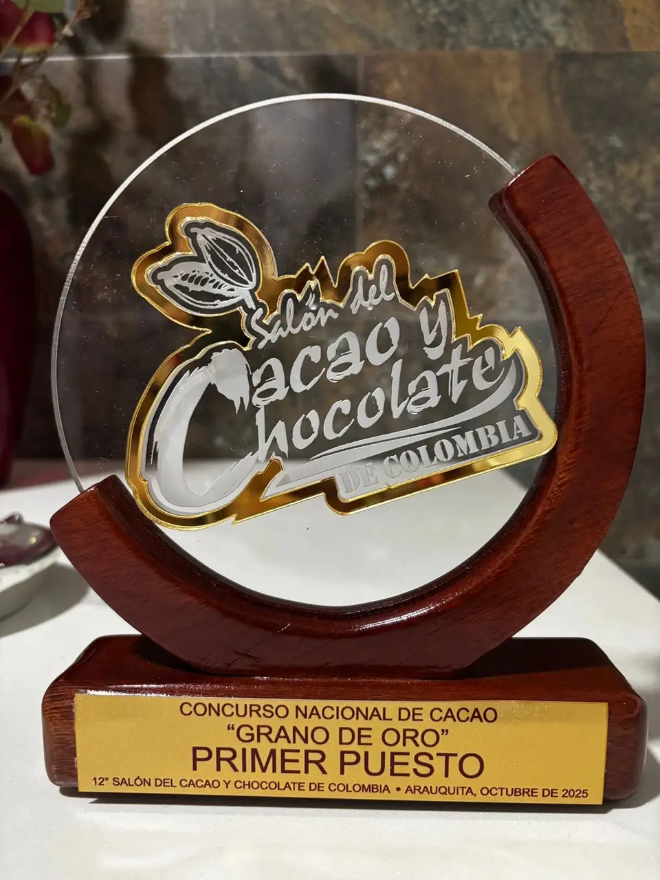 The first-place trophy of the Grano de Oro national cacao contest, 2025